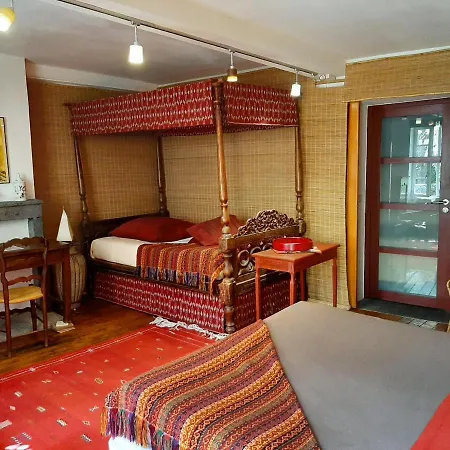 Couette-café Le Petit Siam : Le Calme En Centre *