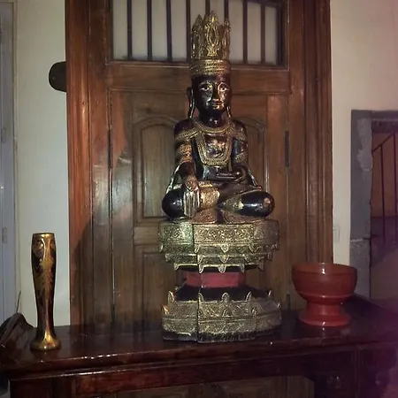 Couette-café Le Petit Siam : Le Calme En Centre *