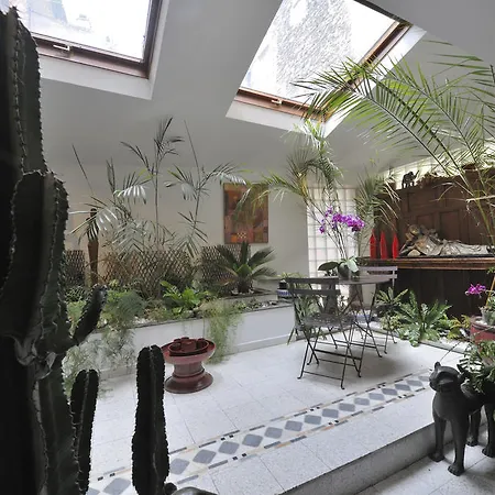 Couette-café Le Petit Siam : Le Calme En Centre *
